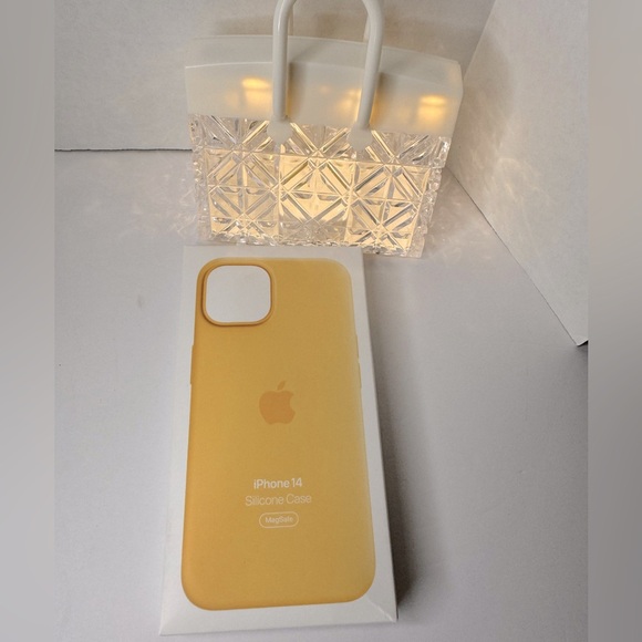 NWT Original Apple IPhone 14 Silicone Case Cover MagSafe Sunglow - Picture 6 of 11